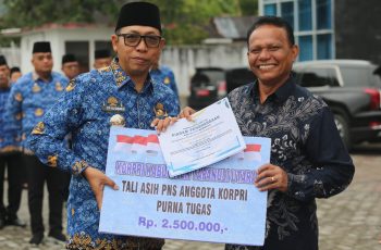 Hari Kesadaran Nasional, Bupati Tapanuli Utara Serahkan Tali Asih kepada 15 Anggota Korpri.